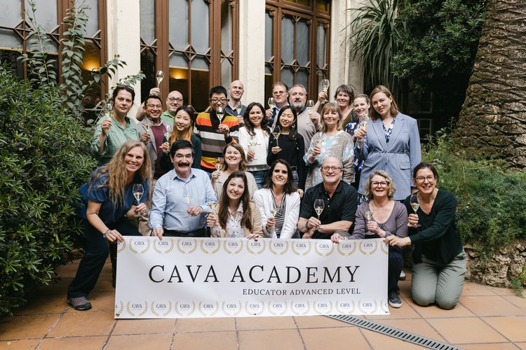 Els 20 formadors en Cava Nivell Avançat per la Cava Academy amb l&#x27;equip de comunicació de la DO Cava