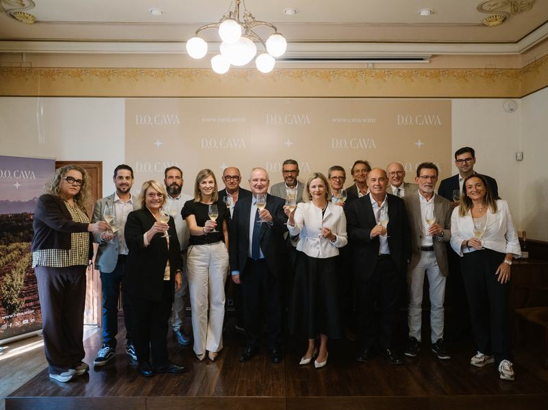 Foto de grupo de los participantes en la visita institucional a la D.O. Cava