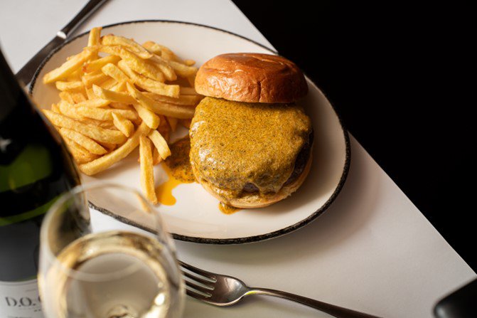 Bocadillos de Autor: Virens en un Brioche de Azimuth Rooftop Bar - Almanac Barcelona y hamburguesa de Rubia Gallega al Café de París del Restaurante Solomillo.