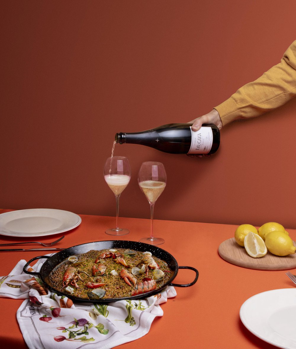 Paella de pescado maridada con cava