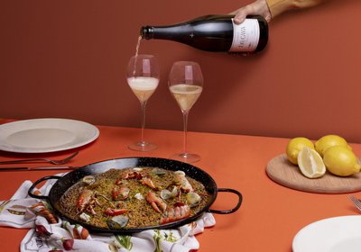 Paella de pescado maridada con cava